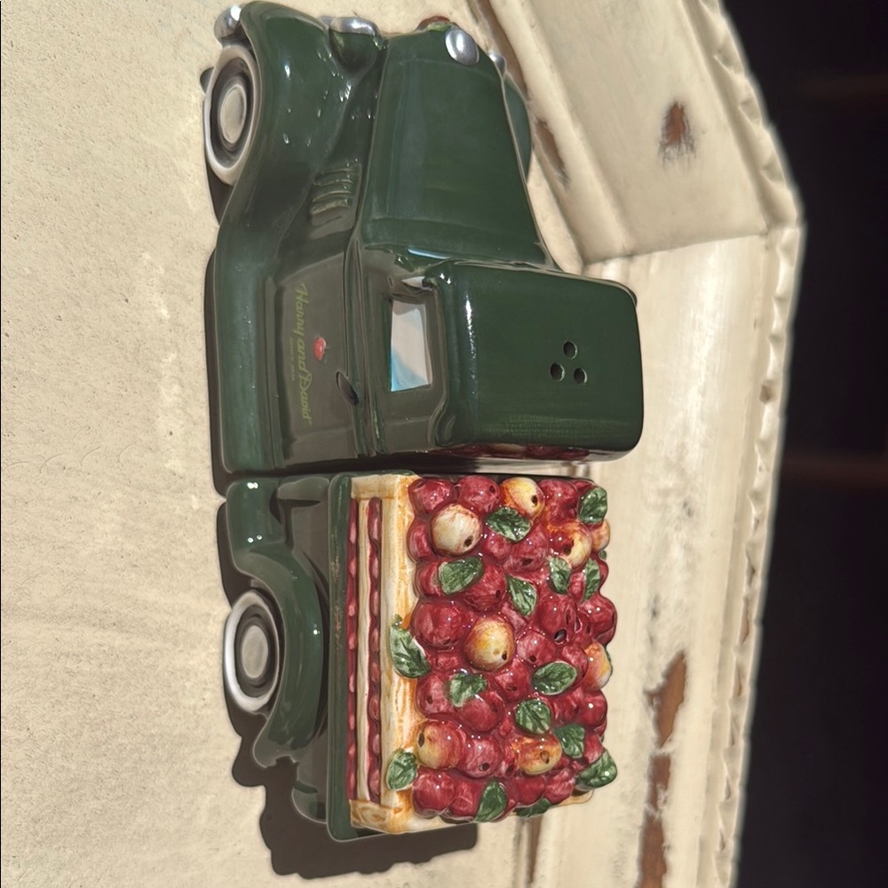 NWT Harry & David shaker Set Salt & Pepper vintage NIB Apple truck - ceramic